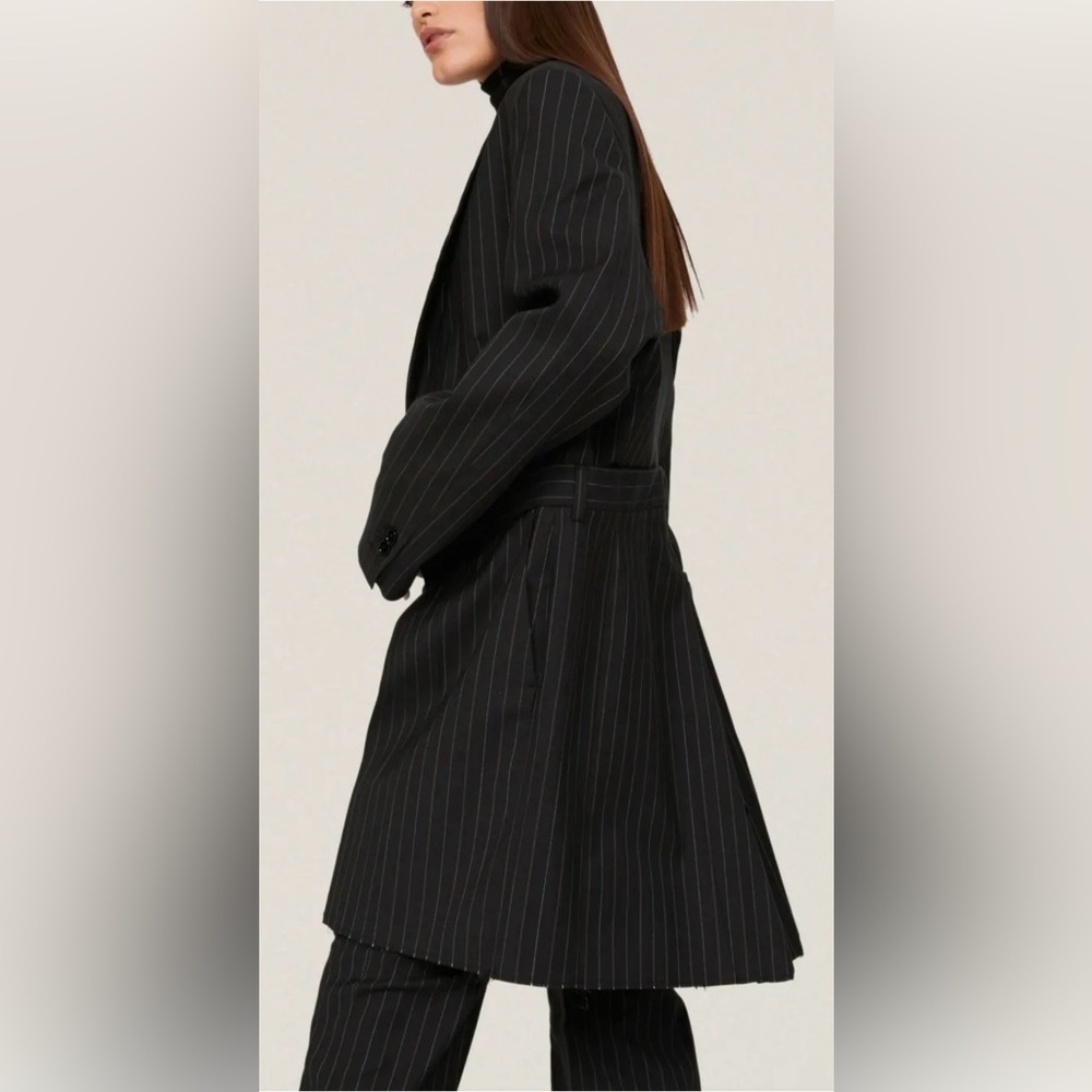 Maison Martin Margiela Gray Pinstripe Blazer with Tailored Silhouette - Picture 4 of 8